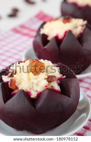 Beets stuffed with rice and raisins