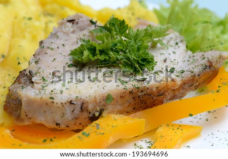 roasted pork with potatoes with yellow pepper with green salad and parsley