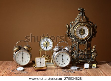 Old clocks, alarm clocks and handheld clocks on the table