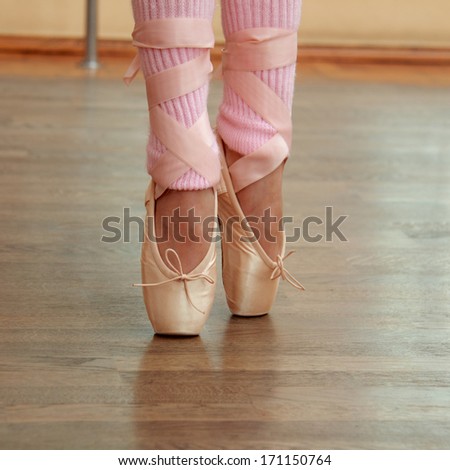 Legs a little ballerina in pointe in the ballet hall