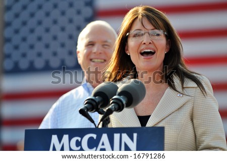 O\'FALLON - AUGUST 31: Saran Palin speaks to the crowd at an appearance at a rally in O\'Fallon near St. Louis, MO on August 31, 2008