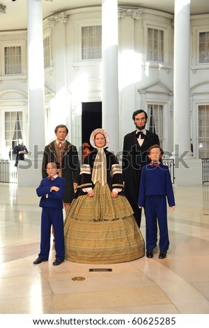 SPRINGFIELD - SEPTEMBER 06: Abraham Lincoln and family wax figures with replica of White House in background at the Abraham Lincoln Museum in Springfield, Illinois, on September 06, 2010