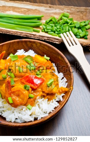 Curry with prawns, fishes, vegetables and chives