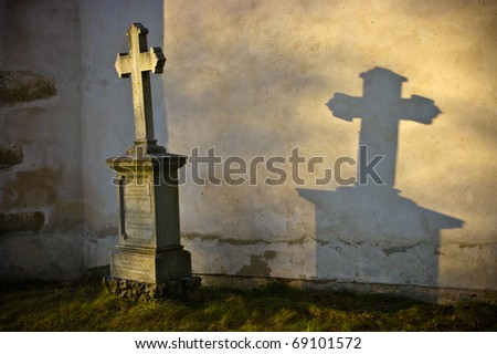 [Obrazek: stock-photo-lonely-grave-in-rays-of-suns...101572.jpg]
