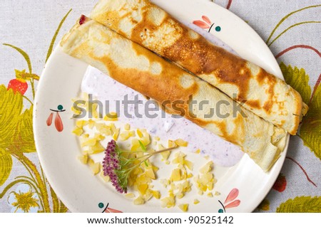 Pancake with marmalade, yogurt sauce and yellow fruits