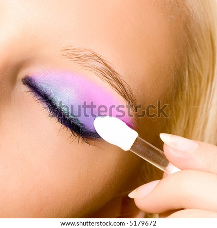 Красив грим Stock-photo-close-up-of-young-beautiful-girl-make-her-make-up-with-brush-5179672