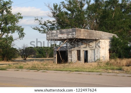 Old run-down, abandoned garage and gas station on old US Route 66 in the panhandle of Texas