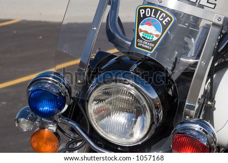 Front of a police motorcycle, with red and blue lights