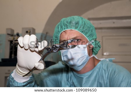 Surgeon show strange tool before coming difficult surgery