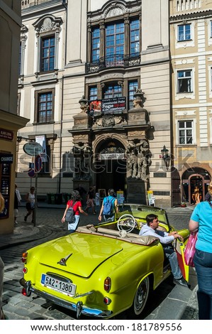 RAGUE, CZECH REPUBLIC - MAY 11: Tourists renting a classic car in Old Town Prague on May 11, 2006. Renting car and driver is a popular way to see Prague\'s historic center.