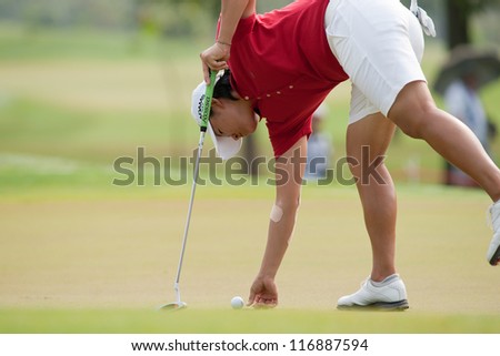 PATTAYA, THAILAND-FEBRUARY 17: Yani Tseng of Taiwan prepares a ball to putt during Round 2 of Honda LPGA 2012 on February 17, 2012 at Siam Country Club Old Course in Pattaya, Thailand