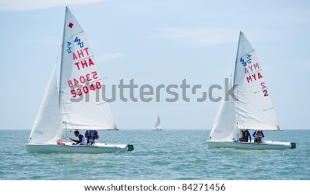 CHA-AM, THAILAND - AUGUST 22: Unidentified sailors compete on Day 1 of the 2011 Hua Hin Regatta on August 22, 2011 at Dusit Thani Resort & Spa Hua Hin in Cha-Am, Thailand