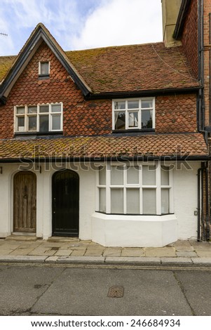 shingle roof cottage at Hastings, view of old house with traditional shingle roof on a street in the historic village of Hastings, East Sussex