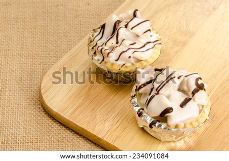 Image of sugar biscuit tart on brown sack background