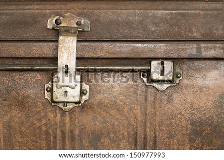 Detail of the lock of an old metal chest.