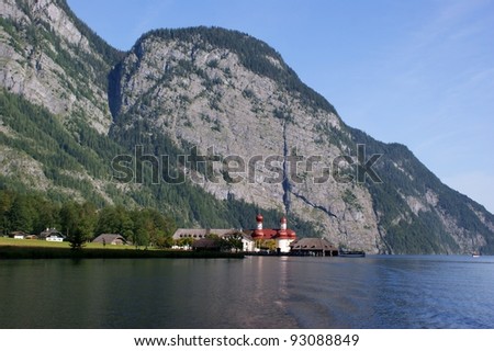 On the Königssee may only drive electric boats; in the background is the pilgrim chapel of St. Bartholomew and the Watzmann massif With the electric boat on Königsse