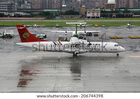 TAIPEI, TAIWAN - MAY 18: A TransAsia Airways ATR 72 taxis on May 18, 2014 in Taipei. This aircraft crashed on July 23, 2014 in Magong / Makung on Penghu Island in Taiwan.