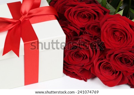 Gift box with roses flowers for birthday gifts, Valentine\'s or mother\'s day