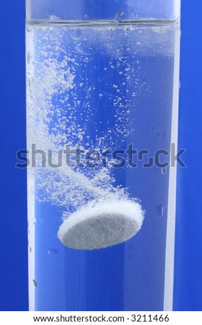 one pill dissolve in water with bubbles