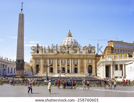 VATICAN CITY, VATICAN - SEPTEMBER 2: views of Saint Peter\'s Square and St. Peter\'s Basilica on sep 2, 2014 .
