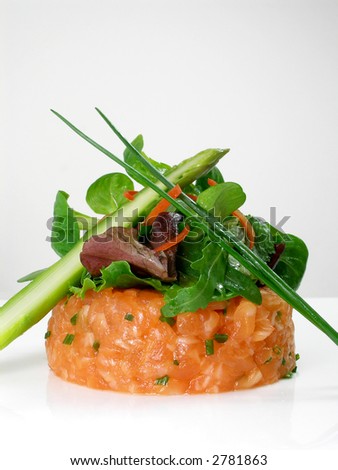 Salmon tartar with salad, green asparagus and chives