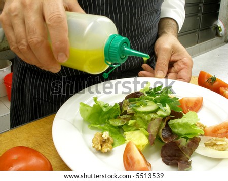 seasoning a plate of salad with dressing
