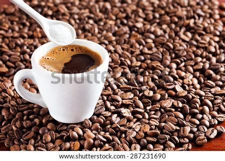 Fresh coffee drink, inserting sugar in coffee