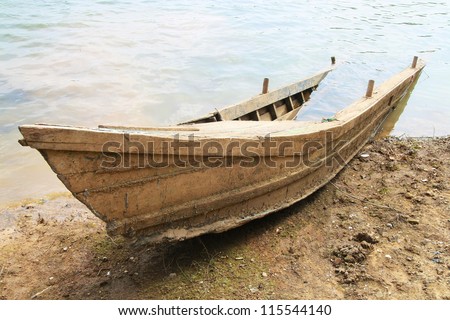 ruin wooden boat sank on beach