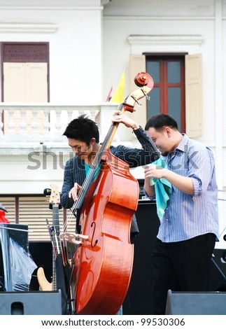 CHIANG MAI,THAILAND-APRIL 7:Unidentified musician perform at 3kings monument  on the Chiang Mai Fest&Art on the street festival,On April 7, 2012 in Chiang Mai, Thailand.