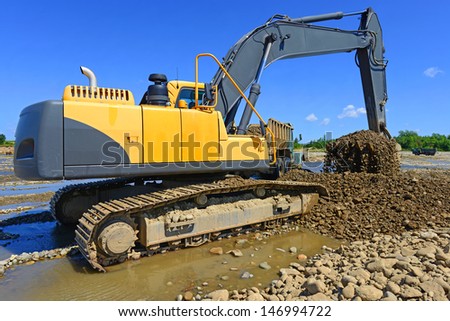 Extracting and loading gravel excavated in the mainstream of the river