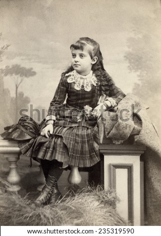 USA WISCONSIN CIRCA 1890 Vintage Cabinet Card of beautiful young girl in dress with lace collar. She is sitting with long curly hair. Her hair is long with bangs. Photo from Victorian era. CIRCA 1890