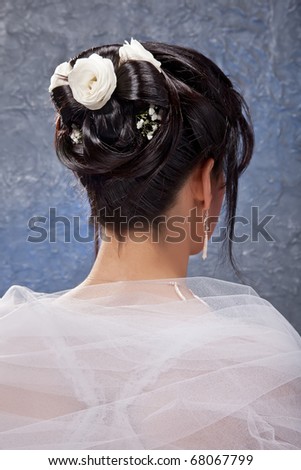 The bride with a beautiful hairdo which inject white flowers.