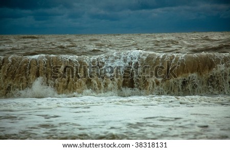 stormy waves in the sea (photo)