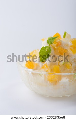 Mlik flavoured shave ice with mango jelly