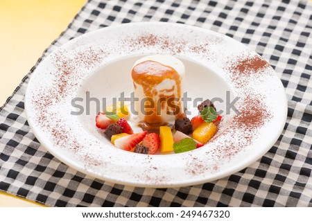 Caramel gelato with caramel sauce and mix fruits