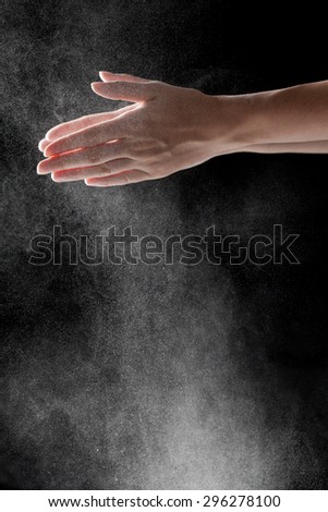 woman coating her hands in powder chalk magnesium