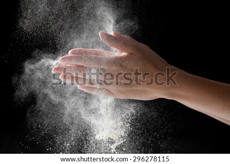 woman coating her hands in powder chalk magnesium