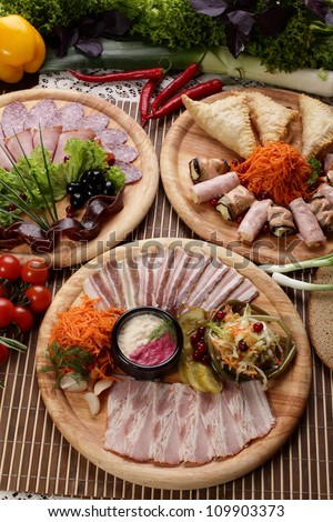 cold cuts of meat with different vegetables