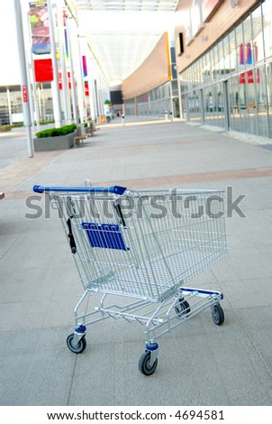 shooping cart outside  closed mall. No people. crisis