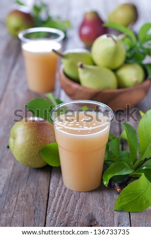 The glass og pear\'s juice with fresh pears, selective focus