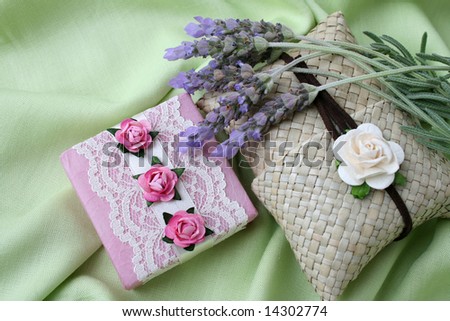 Soap gifts in pink with woven bag, decorated with rose