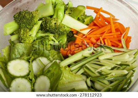 green salad, texture of fresh green garden salad mixed in a bowl