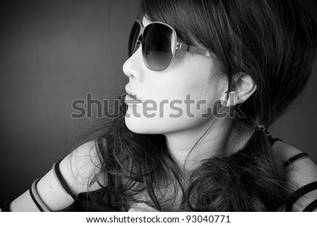side face, female model pose with sunglasses turning one side.