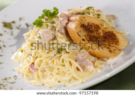 pasta white sauce, white sauce pasta carbonara with bread