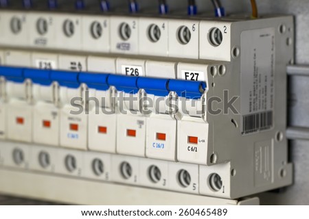 Automatic fuse switches