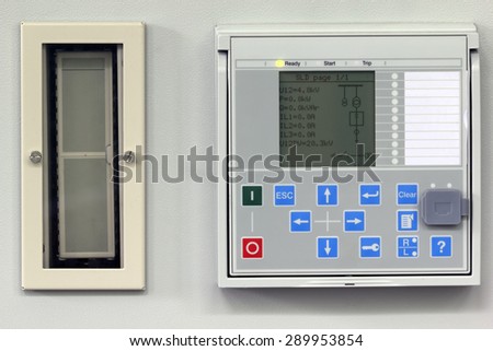 Numerical power system protection relay with test switch