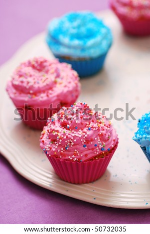 اروع تشكيلة لمحبي الكاب كيك Stock-photo-lots-of-freshly-baked-pink-and-blue-cupcakes-50732035