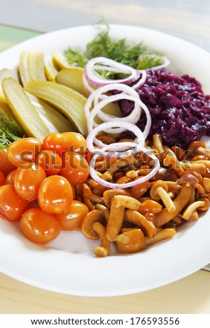 Pickled cucumbers and small tomatoes with sliced onion and mushrooms