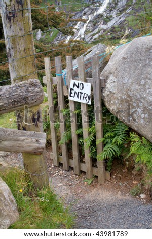 Open Countryside gate with No Entry sign showing access for walkers through fence