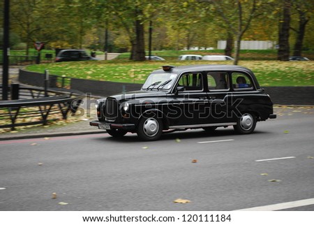 LONDON - NOVEMBER 9 : A London Taxi or \'Black Cab\' in Park Lane on November 9, 2012 in London, UK. All London cabs undergo a strict annual mechanical test before they are allowed to ply for hire.